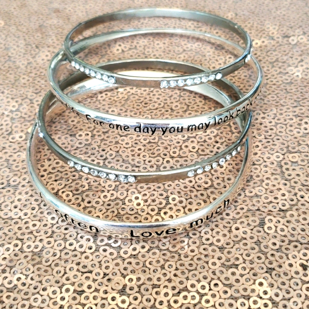 Bracelet set and safety bag